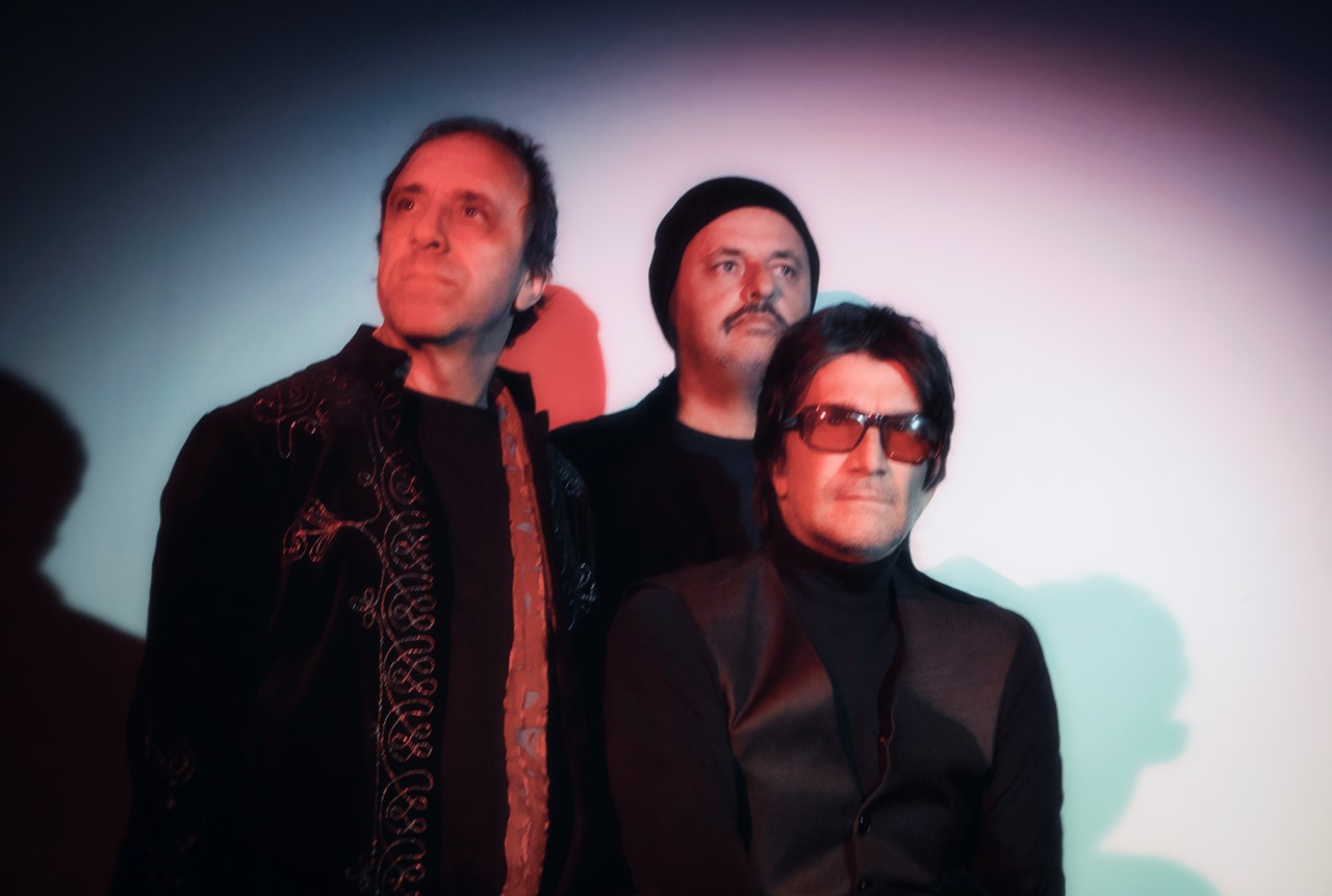 VIOLETA DE OUTONO: LANÇAMENTO DO ÁLBUM "OUTRO LADO"