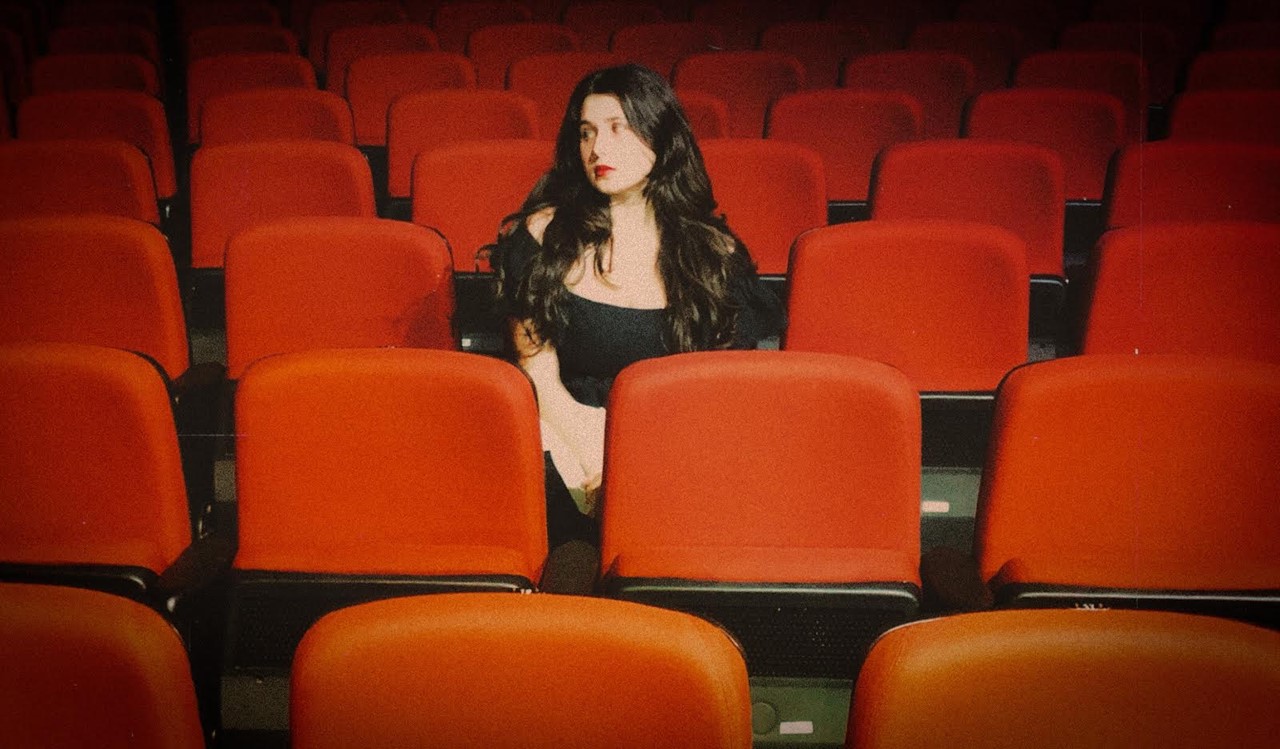 JULIA GUEDES: VERMELHO E SEM NOME